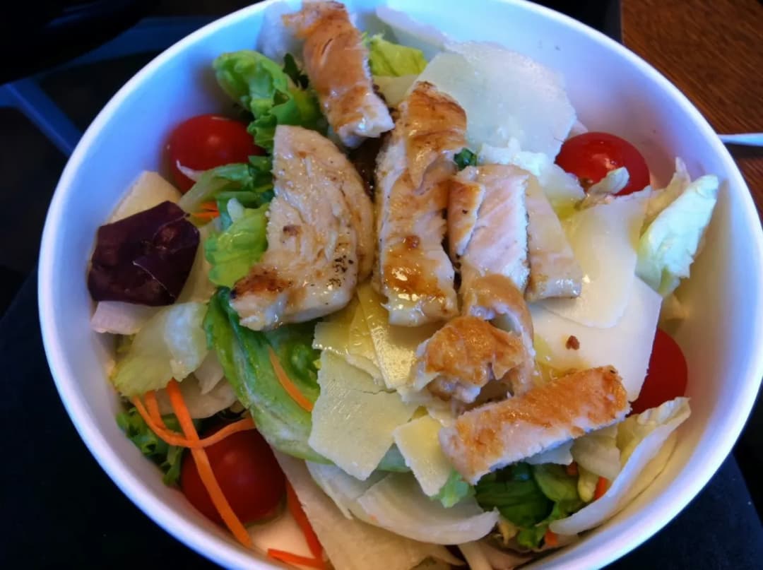 Ile kosztuje sałatka premium w McDonald's? Zaskakujące ceny i smaki