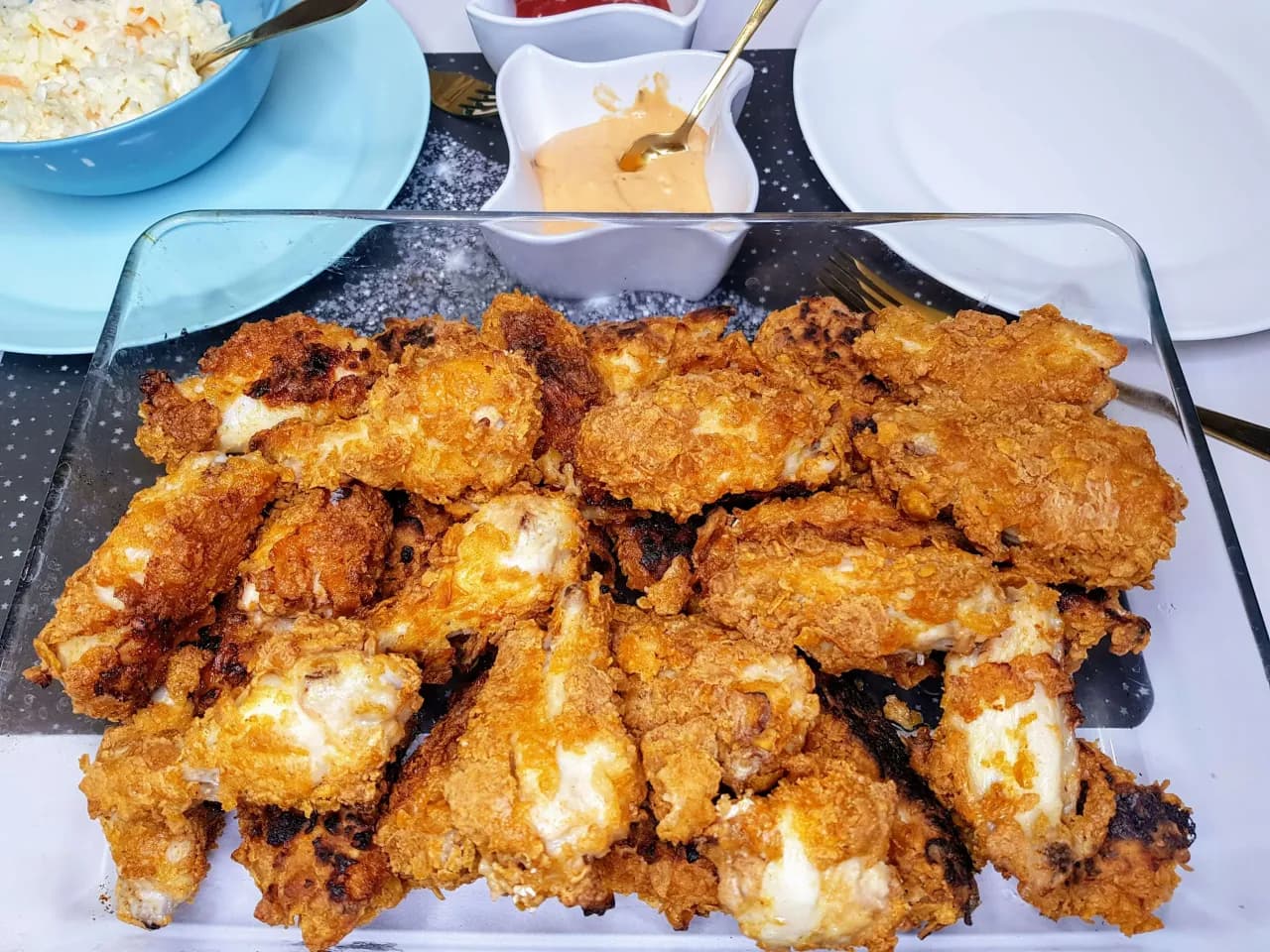 Skrzydełka z kurczaka jak z KFC – przepis na chrupiące danie w domu