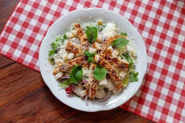 Czy sałatka Cezar jest zdrowa? Odkryj, co naprawdę zawiera