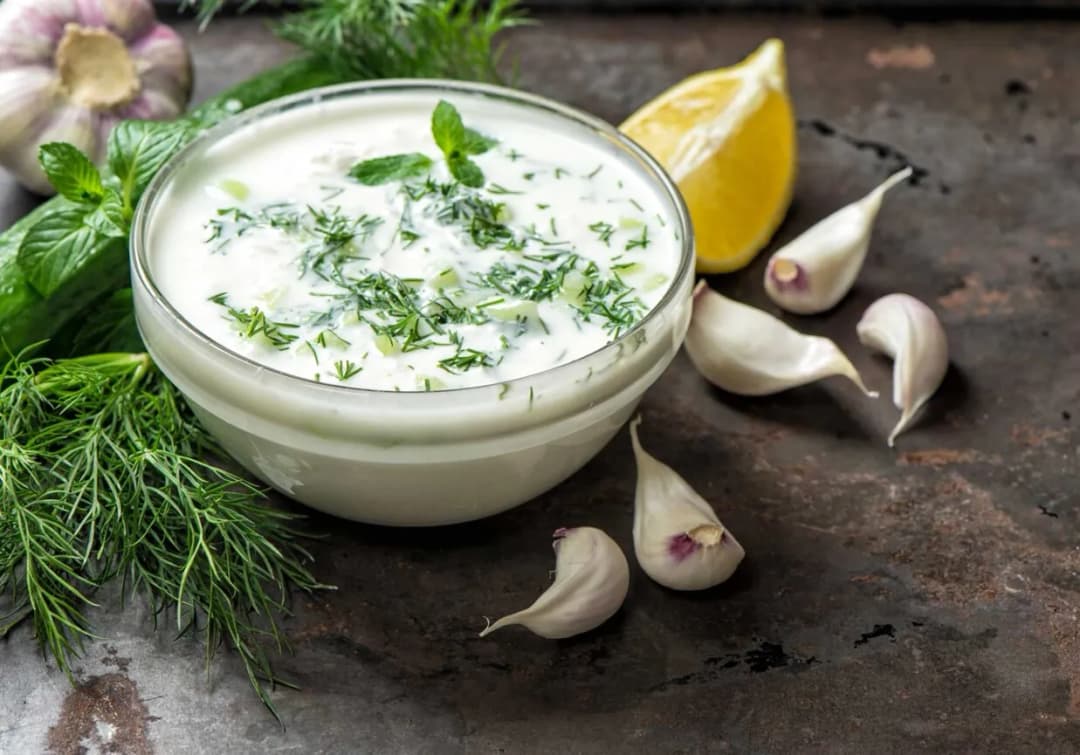 Czym zastąpić majonez w sałatce? Zdrowsze i smaczniejsze alternatywy