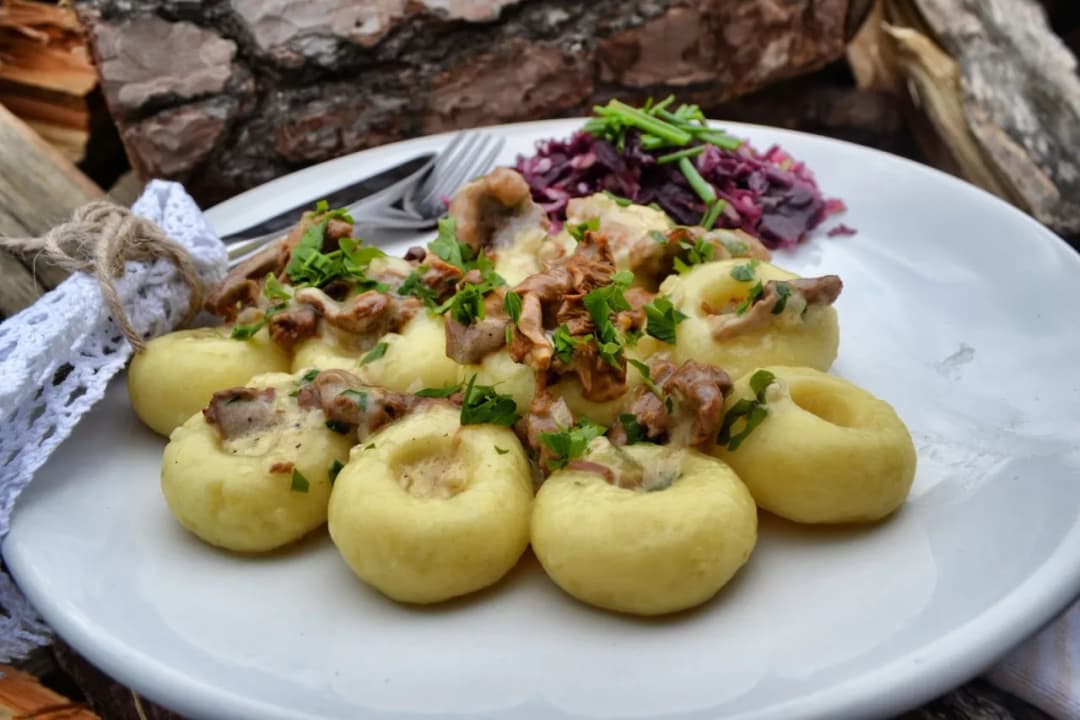 Jaką surówkę do klusek śląskich wybrać, by zaskoczyć gości?