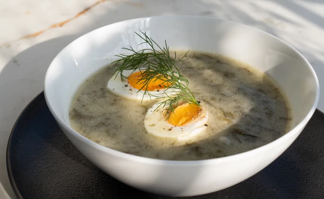 Jakie przyprawy do zupy szczawiowej, aby wydobyć jej wyjątkowy smak?