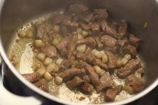 Jak się robi zupę gulaszową – prosty przepis, który zachwyci smakami