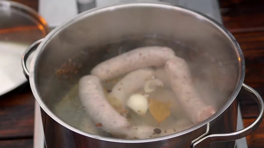 Jak sparzyć białą kiełbasę, aby uzyskać idealny smak i teksturę