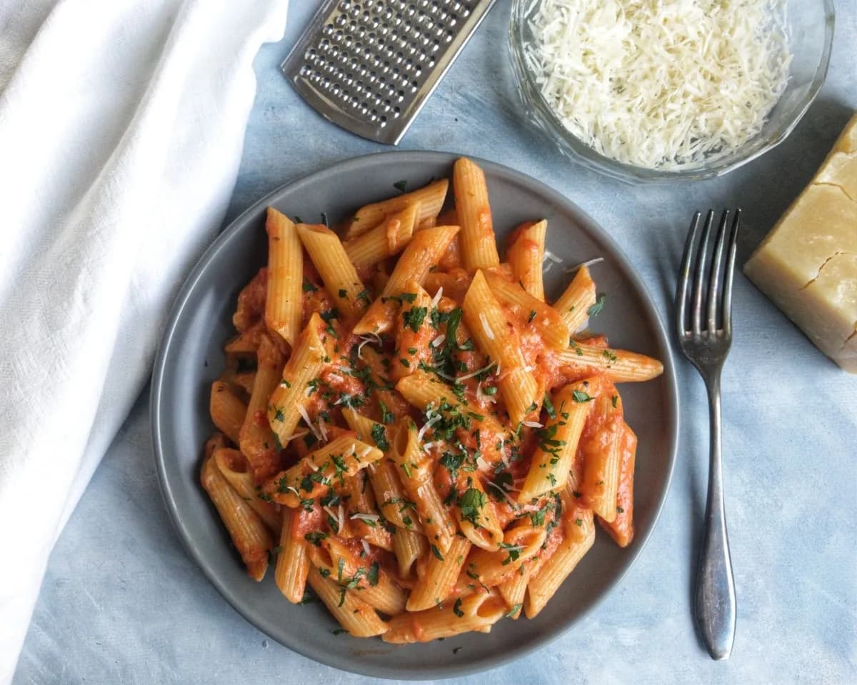 Penne alla vodka: idealny przepis na kremowy sos, który zaskoczy