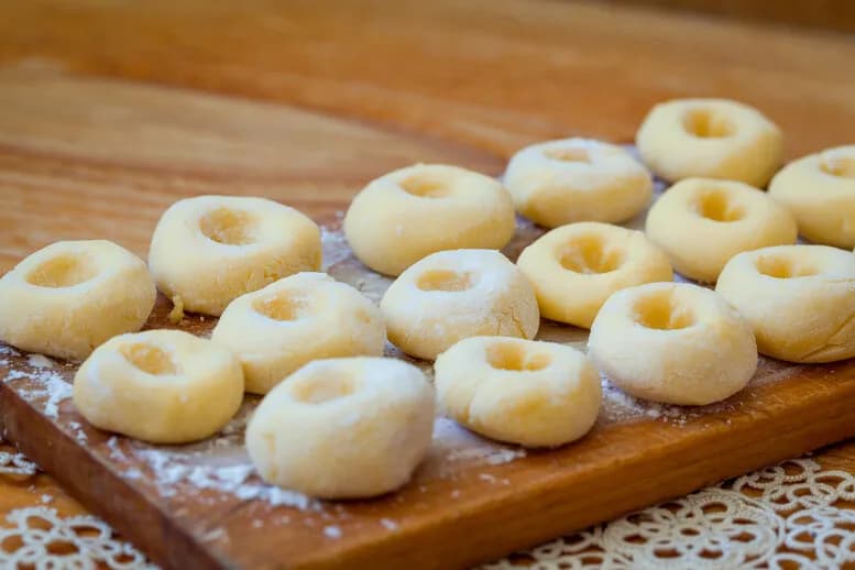 Jak mrozić kluski śląskie surowe czy gotowane, aby nie straciły jakości